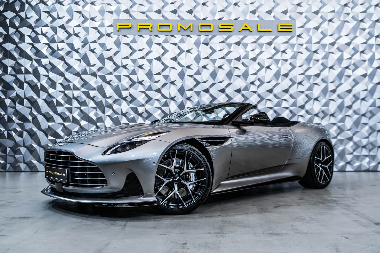 Aston martin DB12 DB12 Volante Aluminite Silver – снимка 1